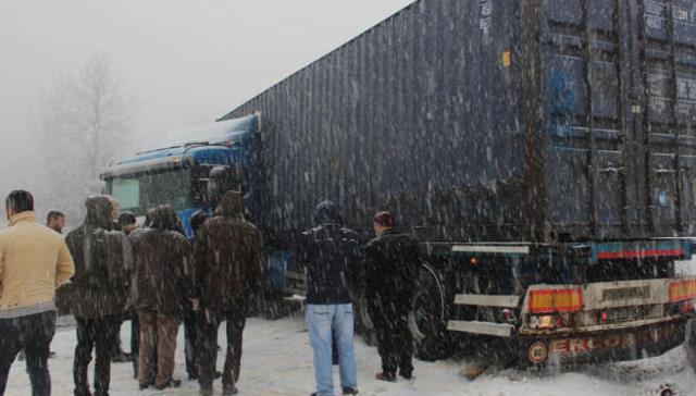 Ankara-stanbul karayolu trafie kapand, aralar mahsur kald