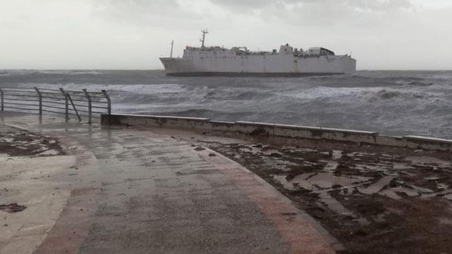 Mersin'de iddetli frtna nedeniyle Lbnan bayrakl kargo gemisi karaya oturdu