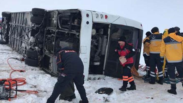 Sivas'ta yolcu otobs devrildi