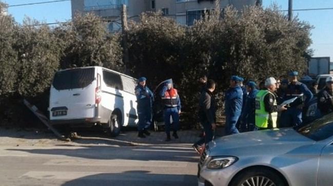 Mersin'de askeri minibs ile otomobil arpt: 5 yaral