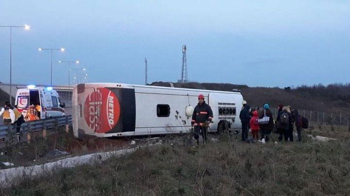 stanbul'da otobs devrildi: Yarallar var