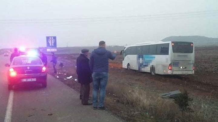 Kontrolden kan yolcu otobs tarlaya utu: 3 yaral