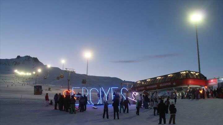 Erciyes'te klar altnda gece kaya