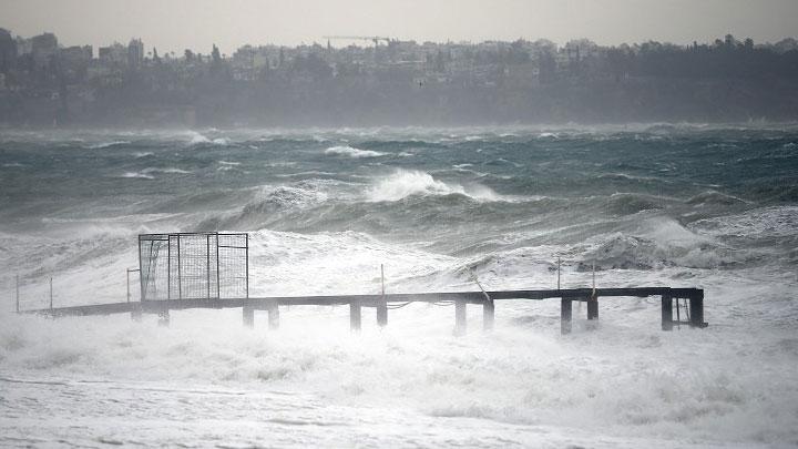 Antalya'da dev dalgalar