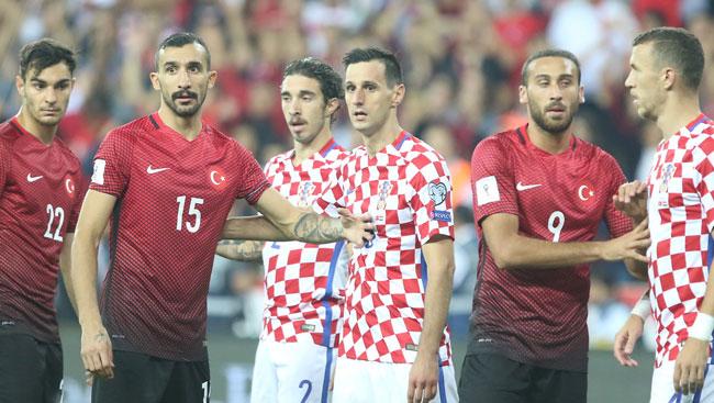 Galatasaray Kalinic ile dirsek temas halinde