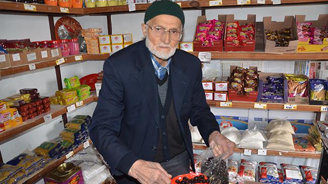 'Bakkal amca' mesleini nc kuak olan oluyla srdryor