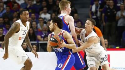 Micic ve Pleiss abalad ama...! Anadolu Efes Real Madrid'i deviremedi