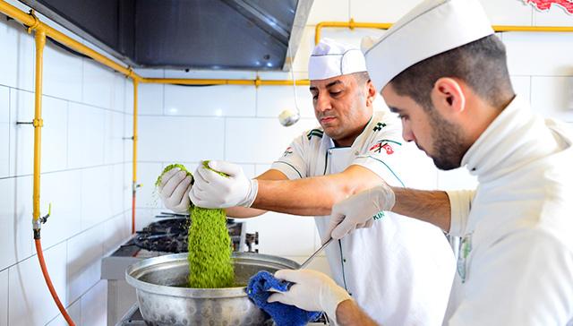 Adana'da kakaolu fndk kremasna kar Antep fst ezmesi retti, siparilere yetiemiyor