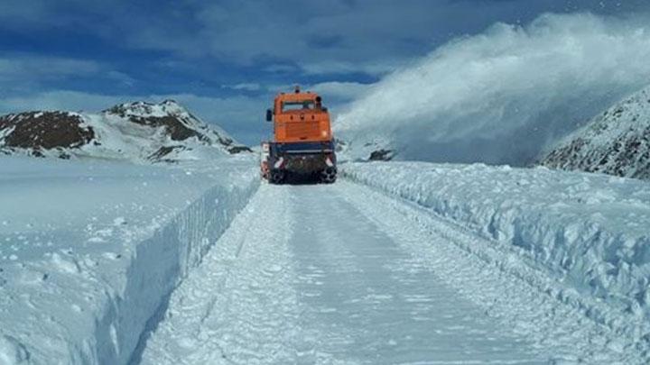 Van ve Mu'ta 13 yerleim yerinin yolu kar ve tipi nedeniyle kapand