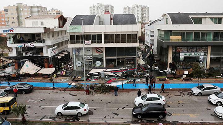  Antalya'da kan hortum byk zarara yol at