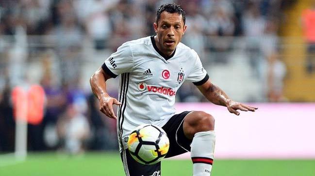 Adriano, sezon sonuna kadar Beiktata kalacak