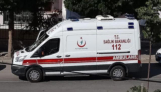 Denizli'de sevgilisiyle grmesine izin vermeyen babasn srtndan baklad  