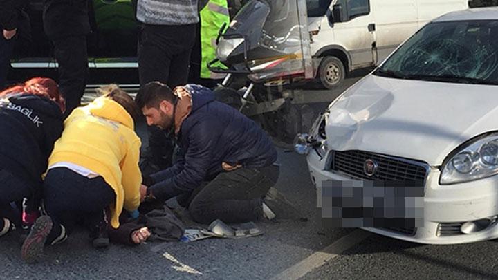 Kaza yapan motosikletteki kadn otomobilin camna utu