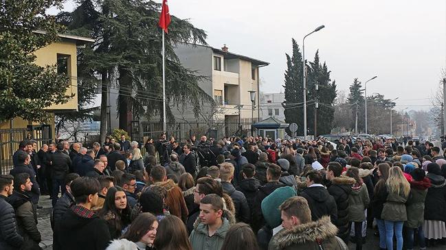 Makedonya'nn FET iltisakl gazeteye destek vermesine kar protesto