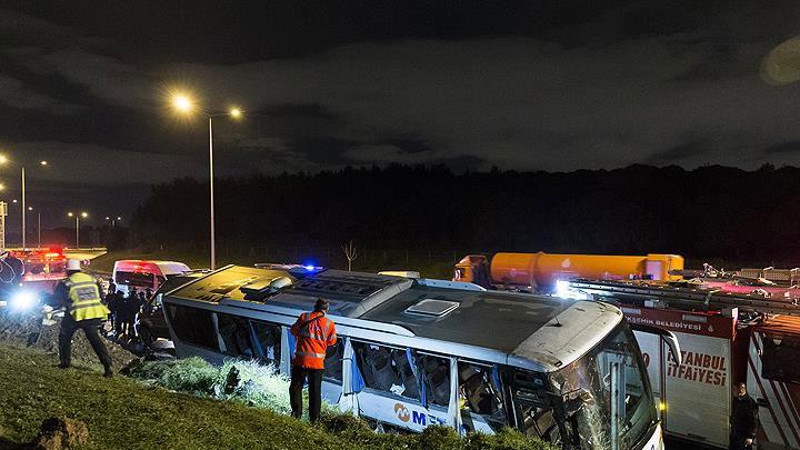 stanbul'da yolcu otobs devrildi: 2 l, 21 yaral