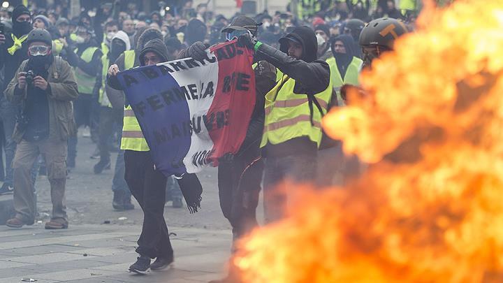 Sar yeleklilerin gsterilerindeki iddet Paris'in dna srad