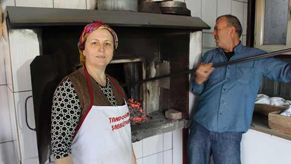 Kadn frnc odun ateinde ky ekmei retiyor
