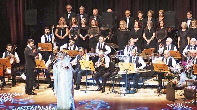 lk kez okudu, sahnede alad