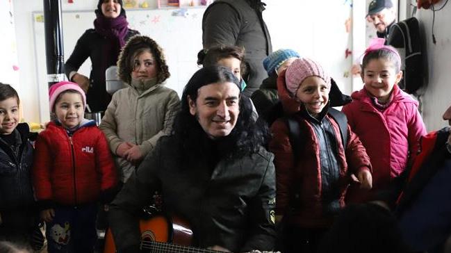 Sanat Kekilli Suriye'de snmac kamplarn ziyaret etti