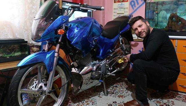 Modifiye motosikletini evinin salonuna park ediyor: Trkiye'de sadece bende var!