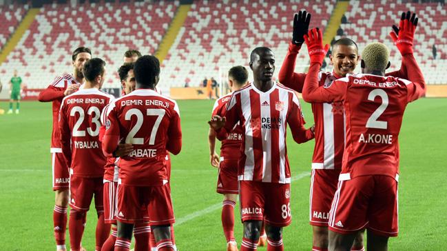 Sivasspor sahasnda Akhisarspor'u 2-1 malup etti