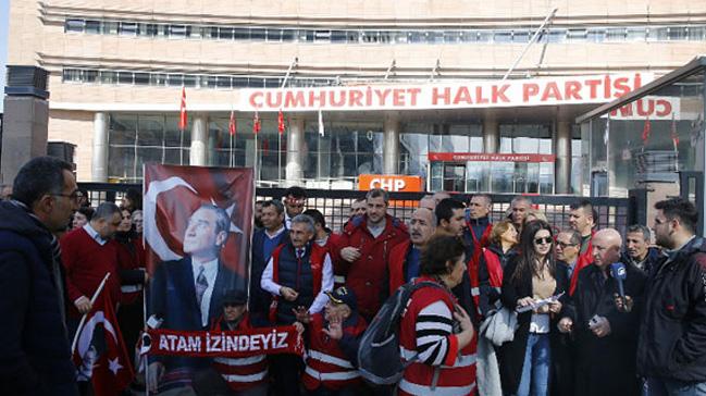 Krmz yelekliler Ali Kl'n tekrar aday gsterilmesini CHP Genel Merkezi nnde protesto etti