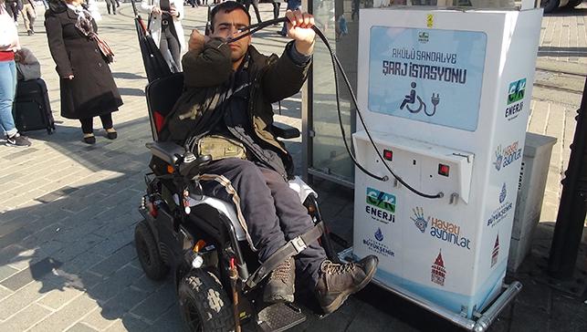 Taksimde engellilerin kulland arj istasyonunun soketini ikince kez alnd