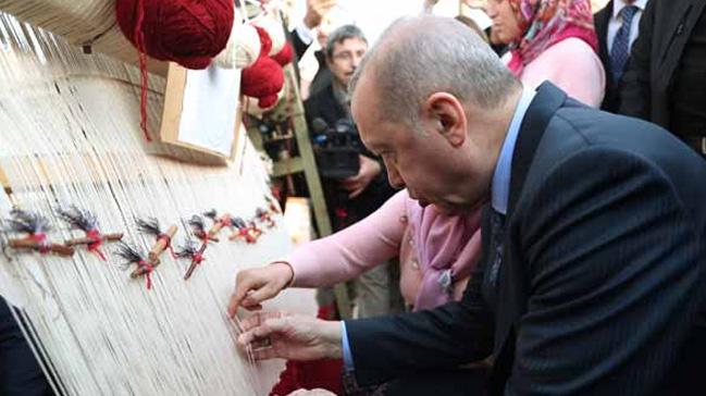 Cumhurbakan Erdoan hal dokuyan kadnlarla sohbet ederek bir sre hal dokudu