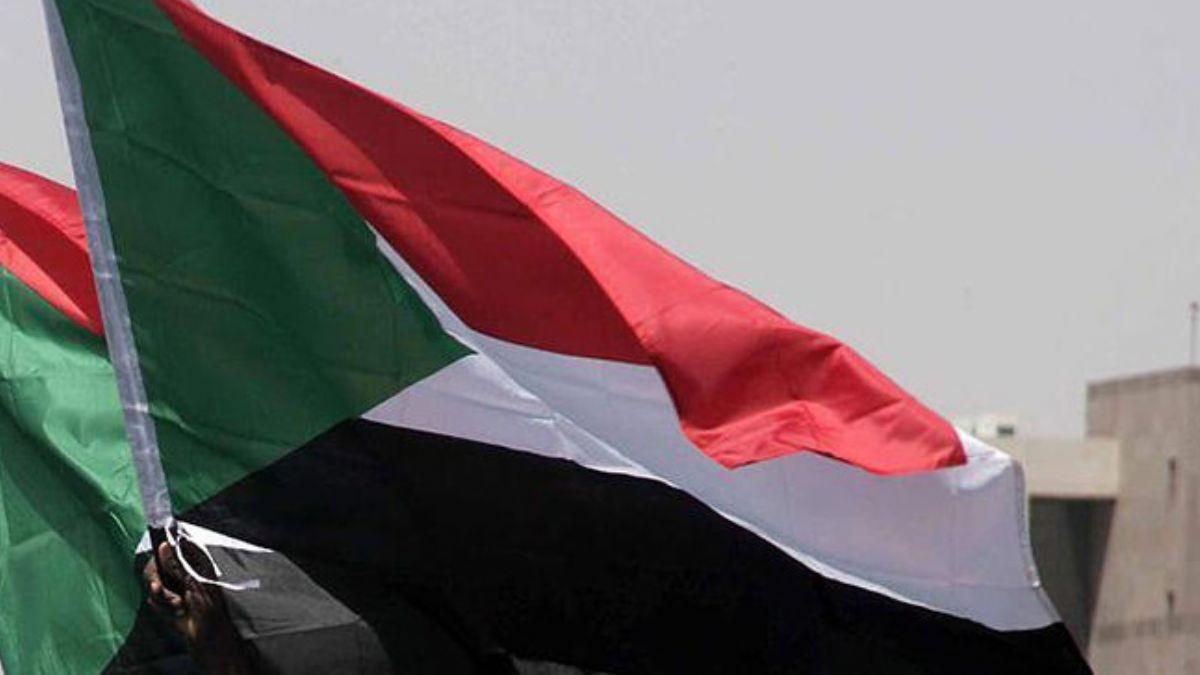Sudan'da hkmet feshedildi ve 1 yl OHAL ilan edildi 
