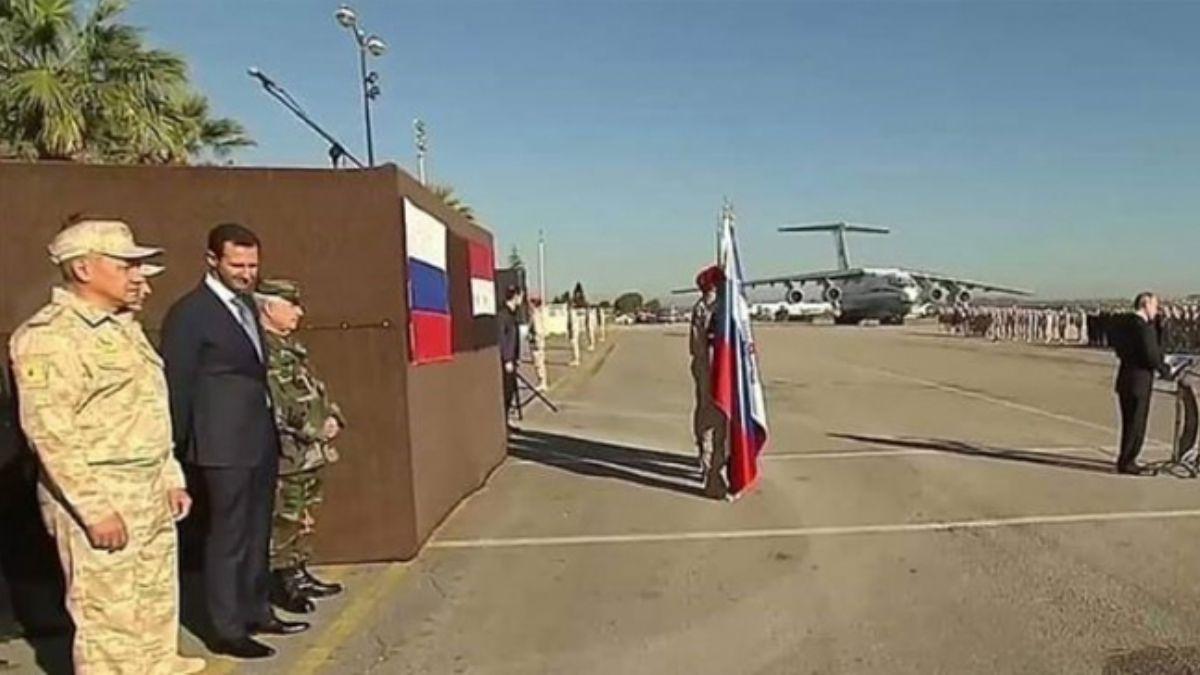 Putin'in Suriye ziyaretinde ekilen fotoraf karesi tartma konusu oldu