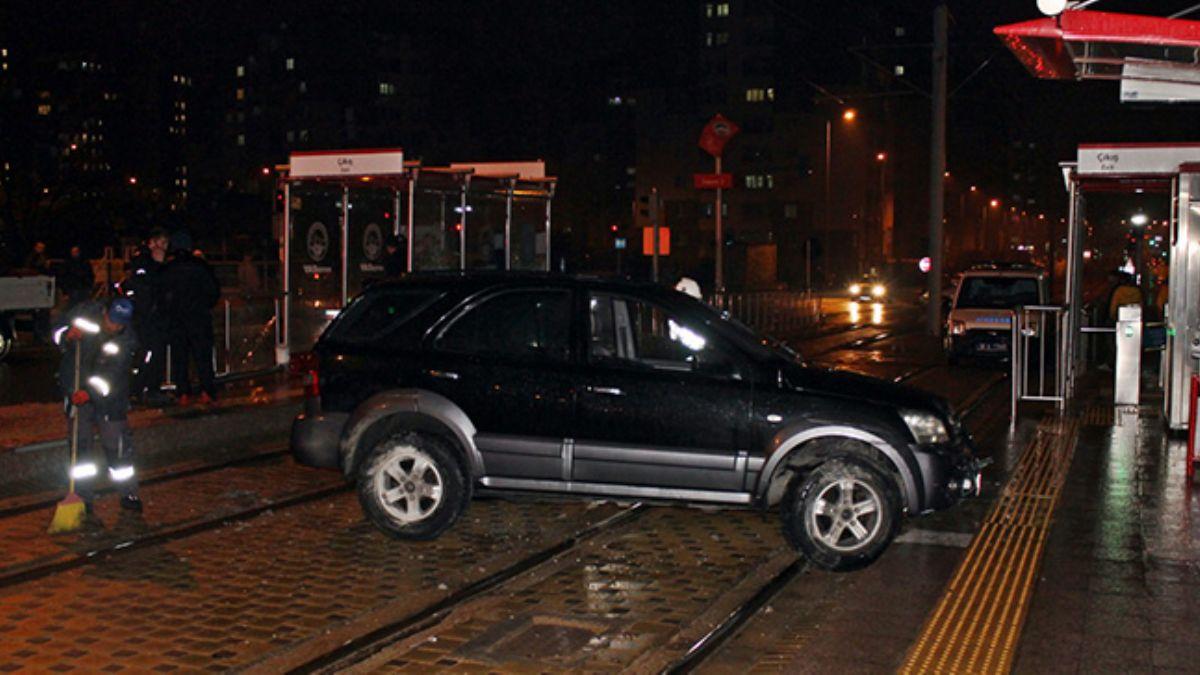 Kayseri'de cip tramvay hattna girdi: 2 yaral