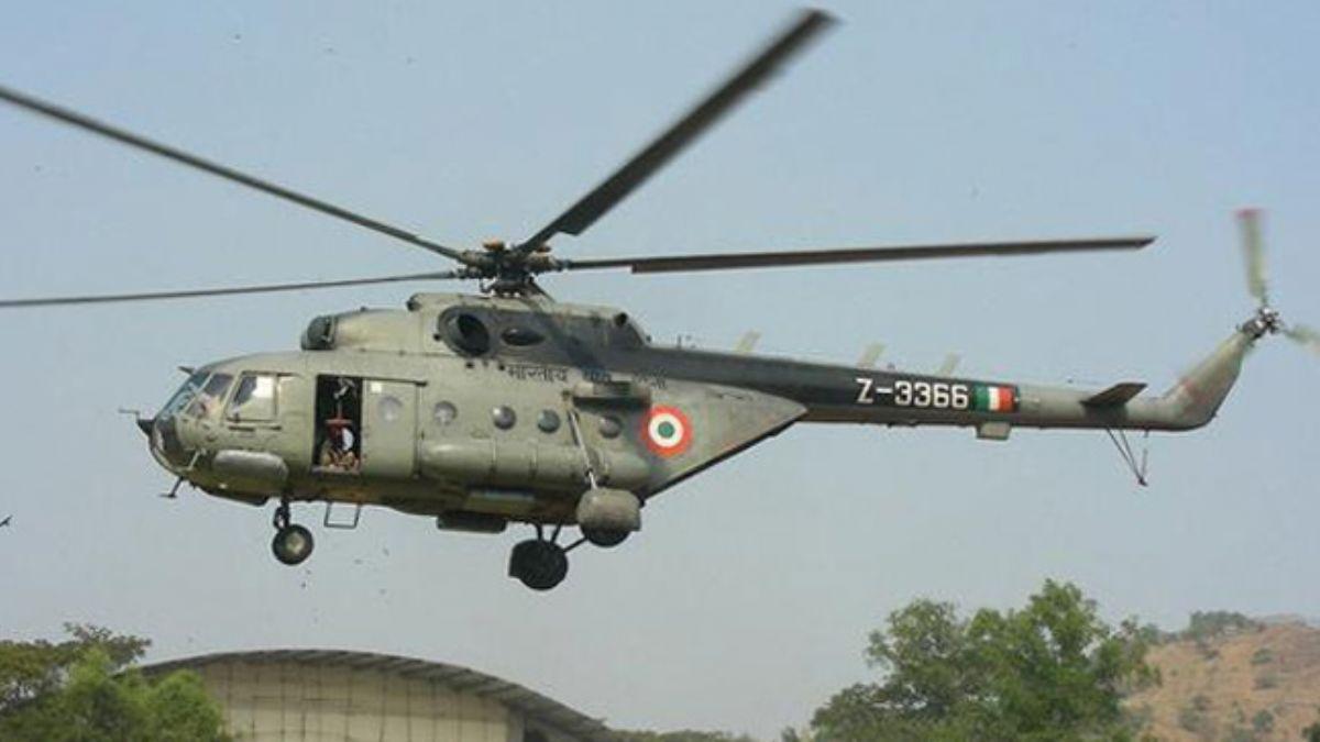 Cammu Kemir'de Hindistan'a ait bir askeri helikopter dt