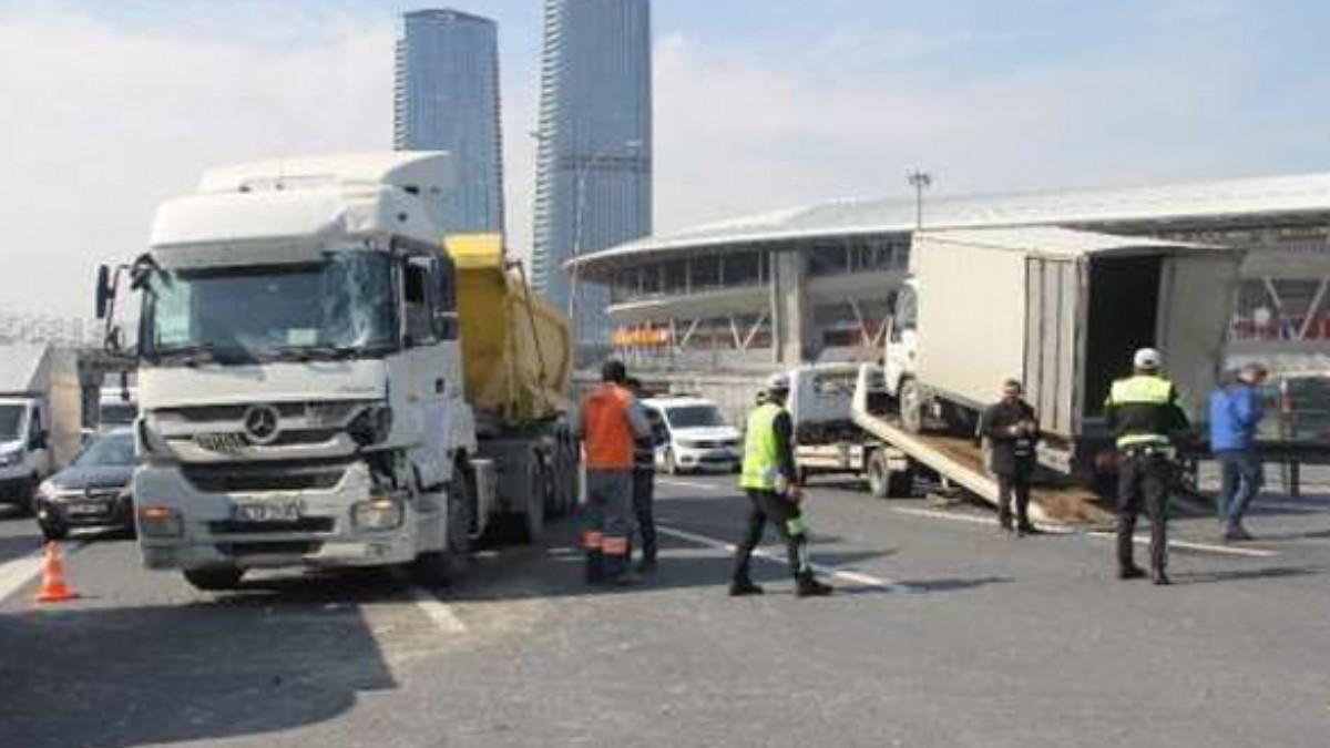 TEM otoyolunda hafriyat kamyonu ile bir kamyonet arpt, trafik fel oldu