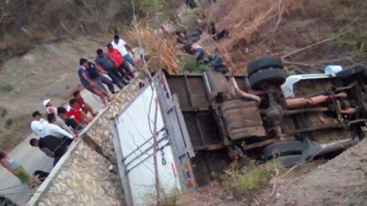 Meksika'da gmenleri tayan kamyon devrilmesi sonucu 25 kii ld