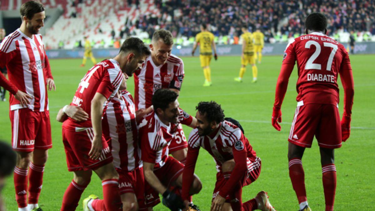 Sivasspor sahasnda Yeni Malatyaspor'u 2-0 malup etti