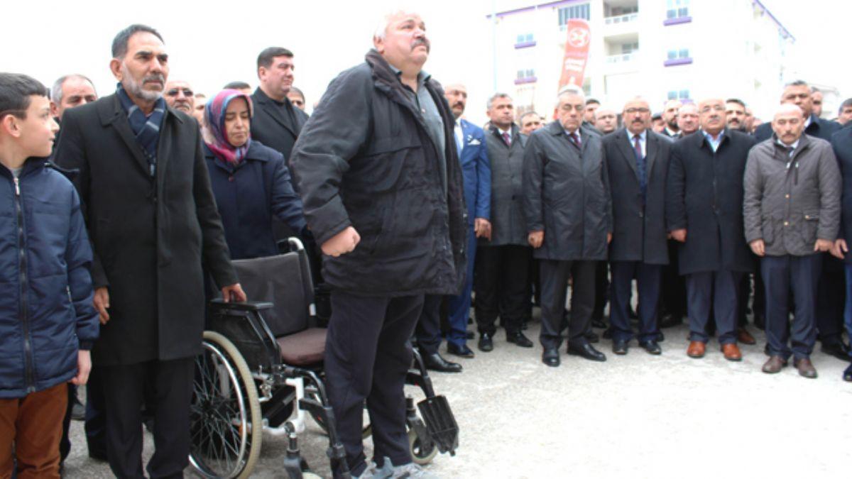 stiklal Marna sayg tekerlekli sandalyeden ayaa kaldrd