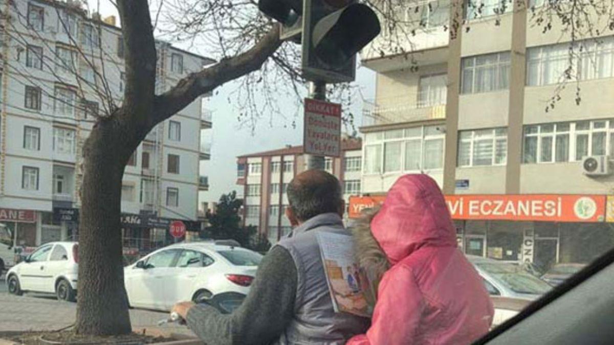 Kayseri'de trafikte motosiklette kitap okuyan ocuk dikkat ekti