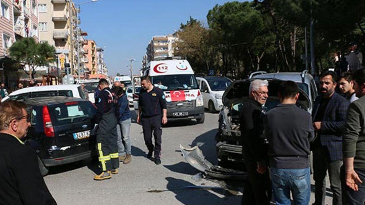 Manisa'da kadn polisi darp eden kiinin yakalandktan sonra elinde polisin salar olduu grld