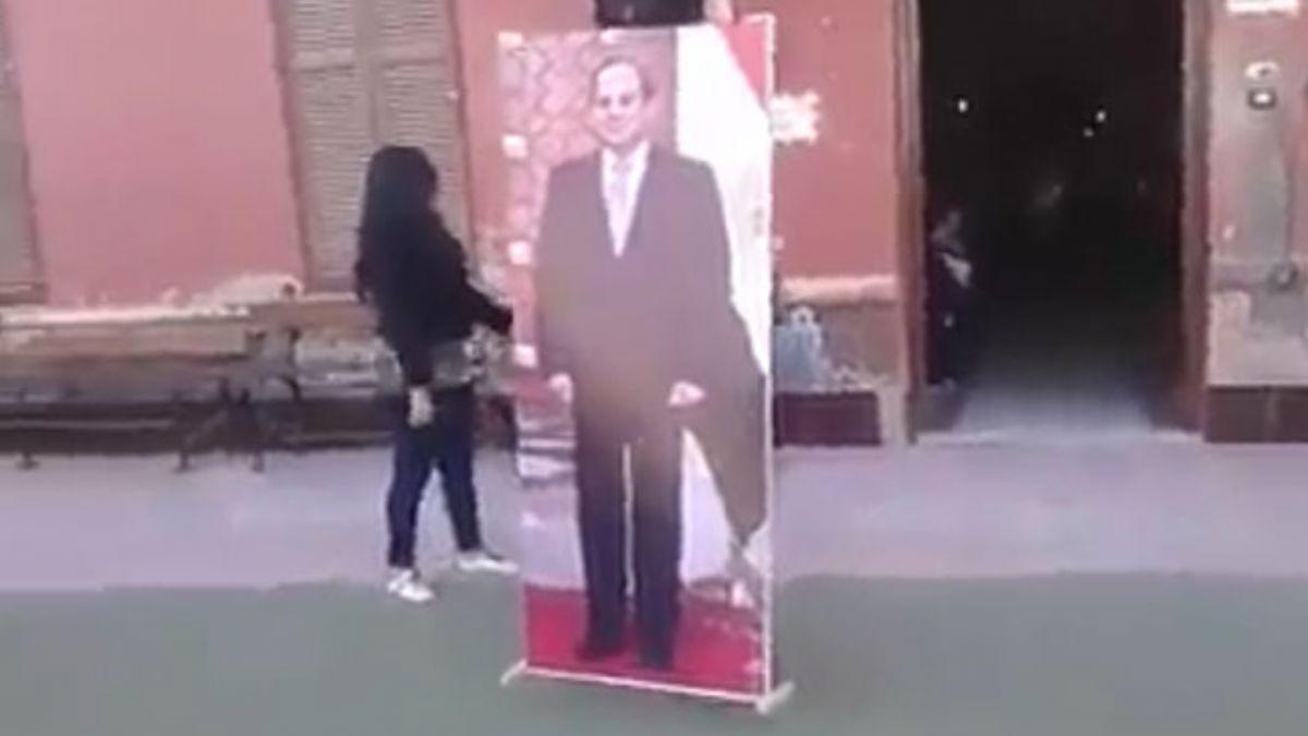Diktatr Sisi'nin afiini okula getirip, alkladlar