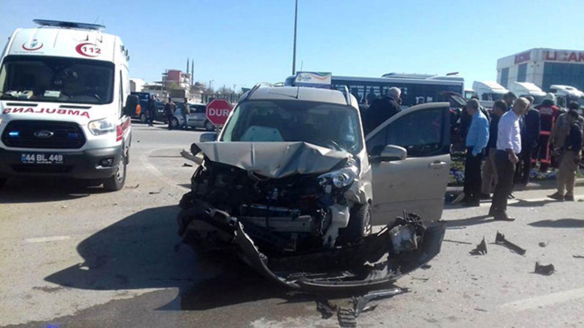 Malatya'da feci kaza! Otomobiller arpt: 3 yaral