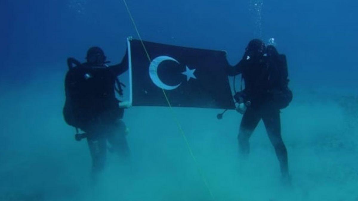 Trk SAS Timlerinin Girit'te denizaltnda ektikleri Trk bayrakl fotoraflar Yunanistan' kzdrd