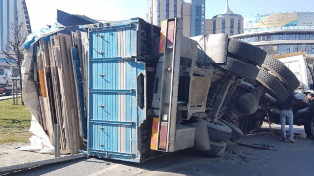 TEM balant yolunda kamyonun dorsesi devrildi, yol trafie kapand