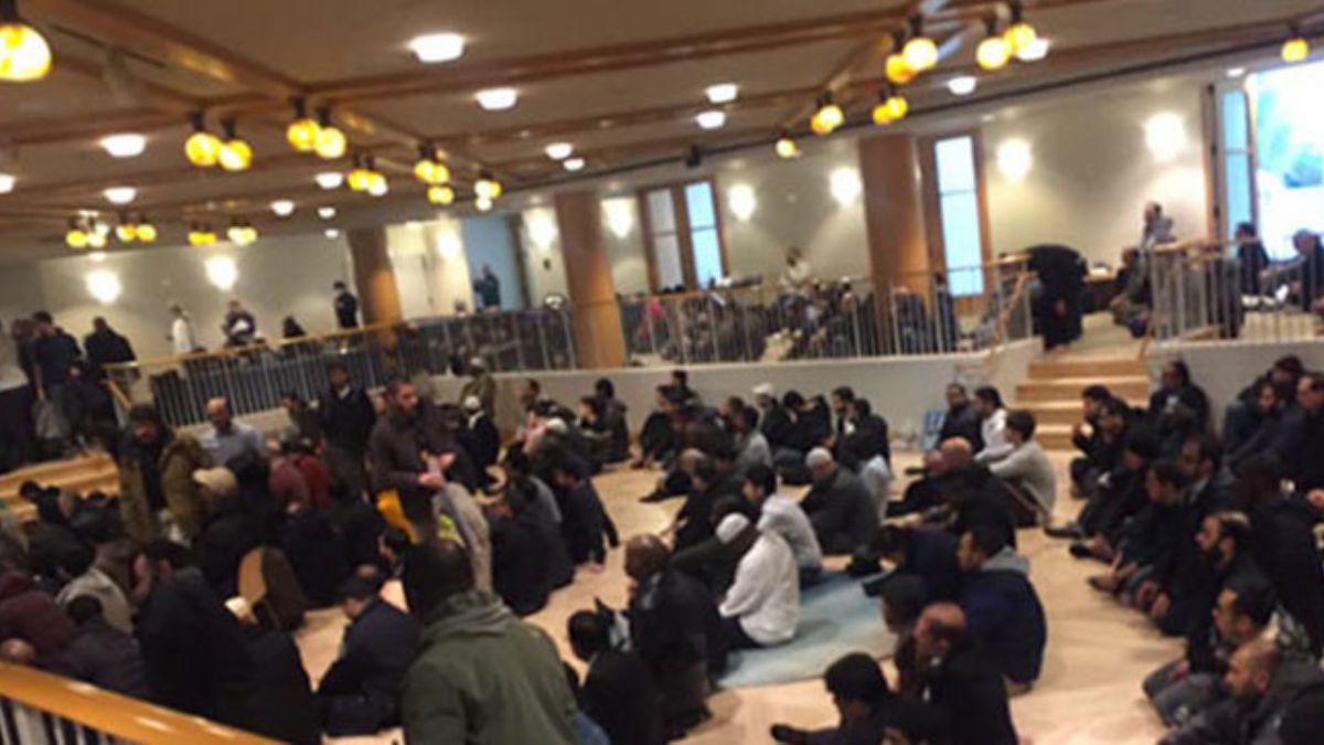 New York'taki sinagog, aclar paylamak iin kaplarn Mslmanlarn cuma namaz iin at