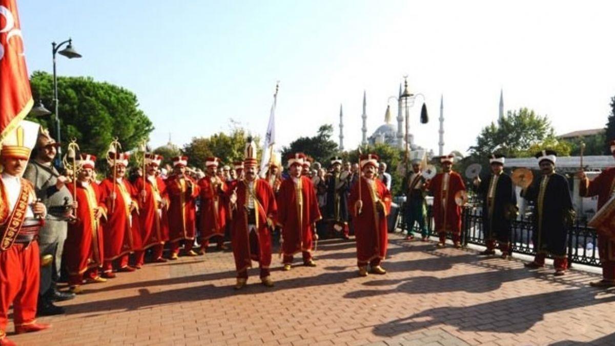 Sultanahmet Meydan'nda dzenlenen mehter gsterisi byk ilgi grd