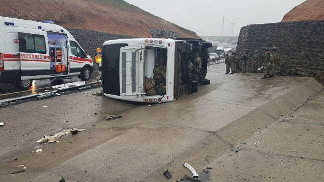 Silopi'de askerleri taşıyan otobüsün devrilmesi sonucu 1 askerimiz şehit oldu