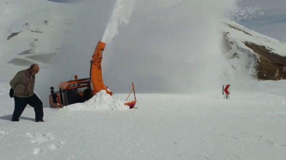 Erzurum-Tekman arasndaki da yolunda kar kalnl 7 metreyi buldu