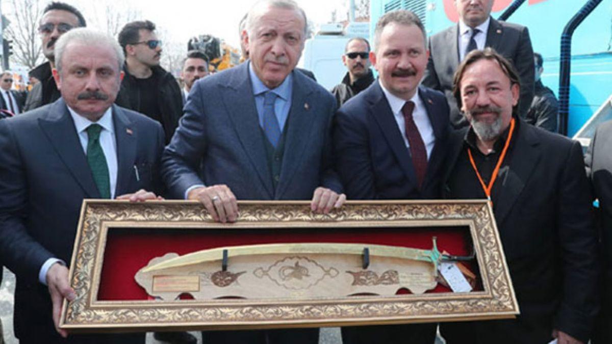 Cumhurbakan Erdoan'a Kanuni klc hediye edildi