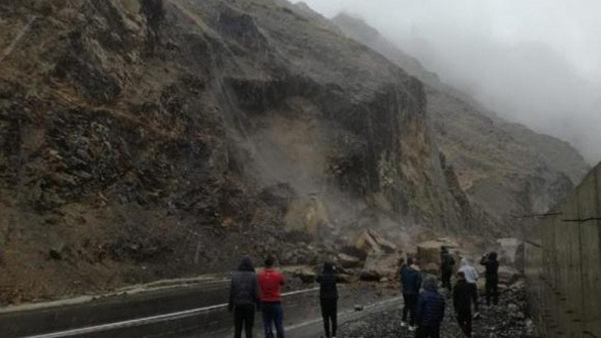 Hakkari- Van karayolunda heyelan