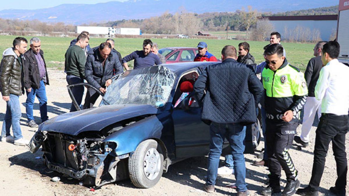 Hafif ticari arala otomobil kafa kafaya arpt: 4 yaral  