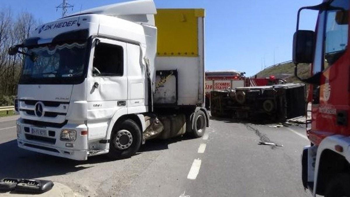 Pendik'te TIR'n arpt kamyonet devrildi: 2 yaral